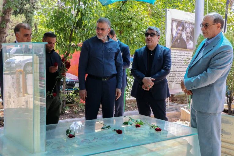 حضورمعاون فرهنگی بنیاد شهید بر مزار شهید عباس دوران